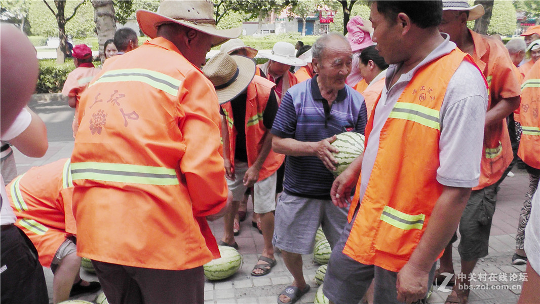 “解瓜农之忧，为环卫工人送清凉”公益活动今日进行