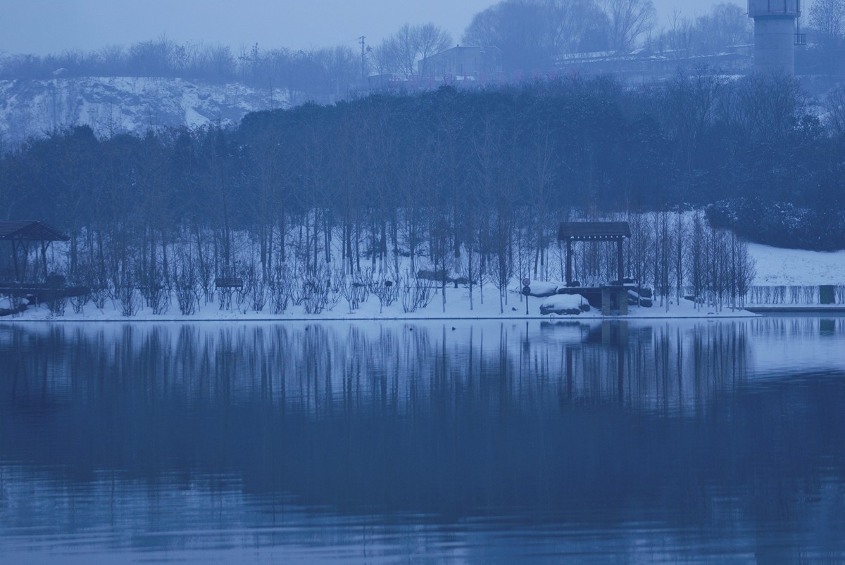 终南山又名太乙山、地肺山、中南山、周南山，简称南山，是