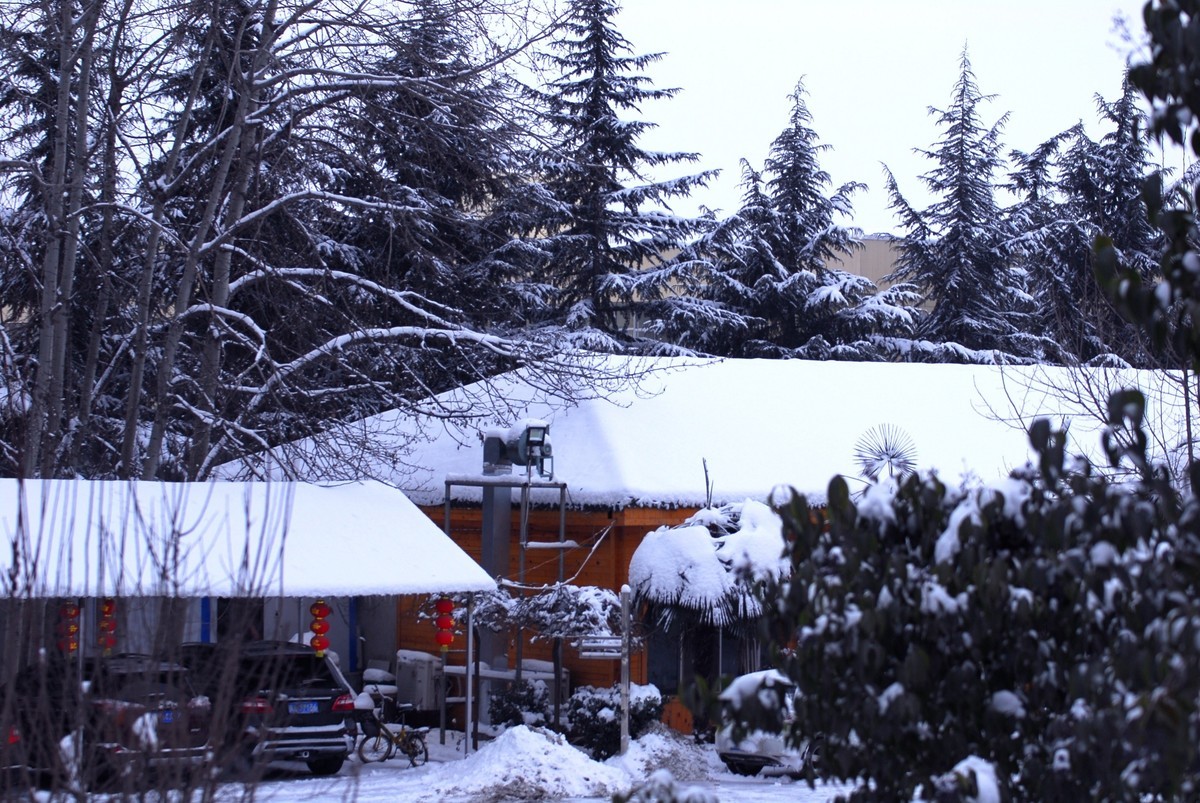 终南山又名太乙山、地肺山、中南山、周南山，简称南山，是