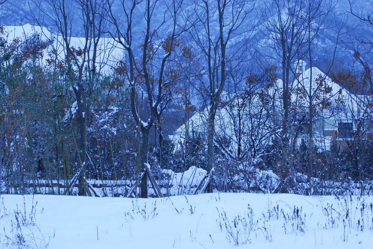 终南山又名太乙山、地肺山、中南山、周南山，简称南山，是