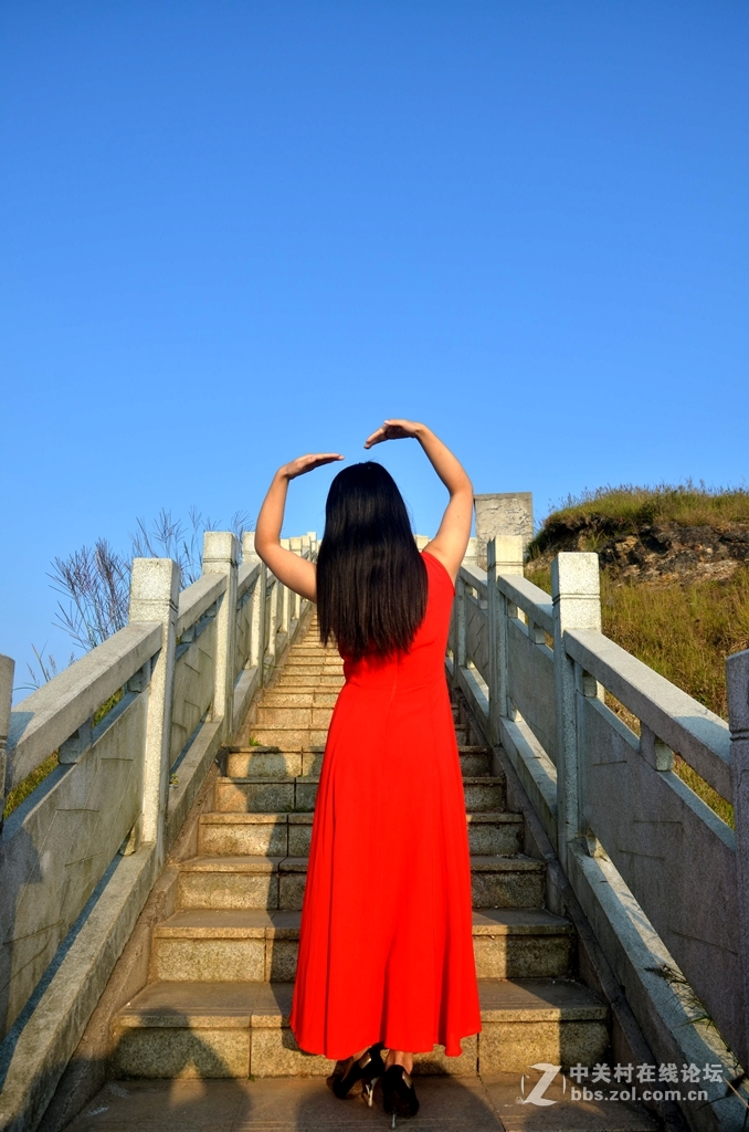 大乌山顶蹭拍红衣女郎