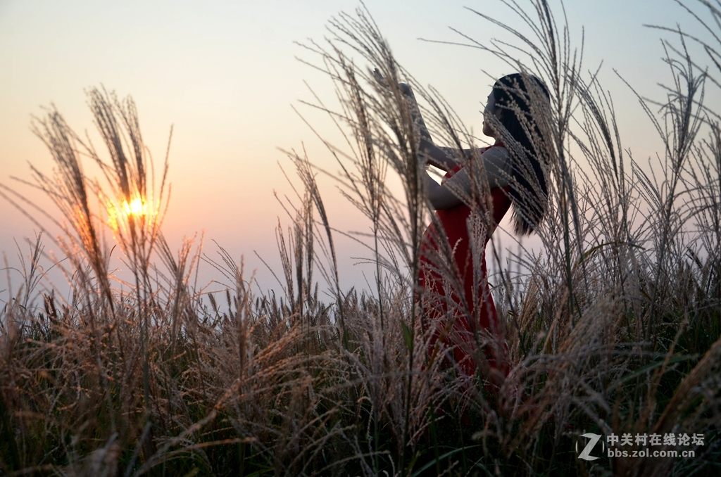 大乌山顶蹭拍红衣女郎