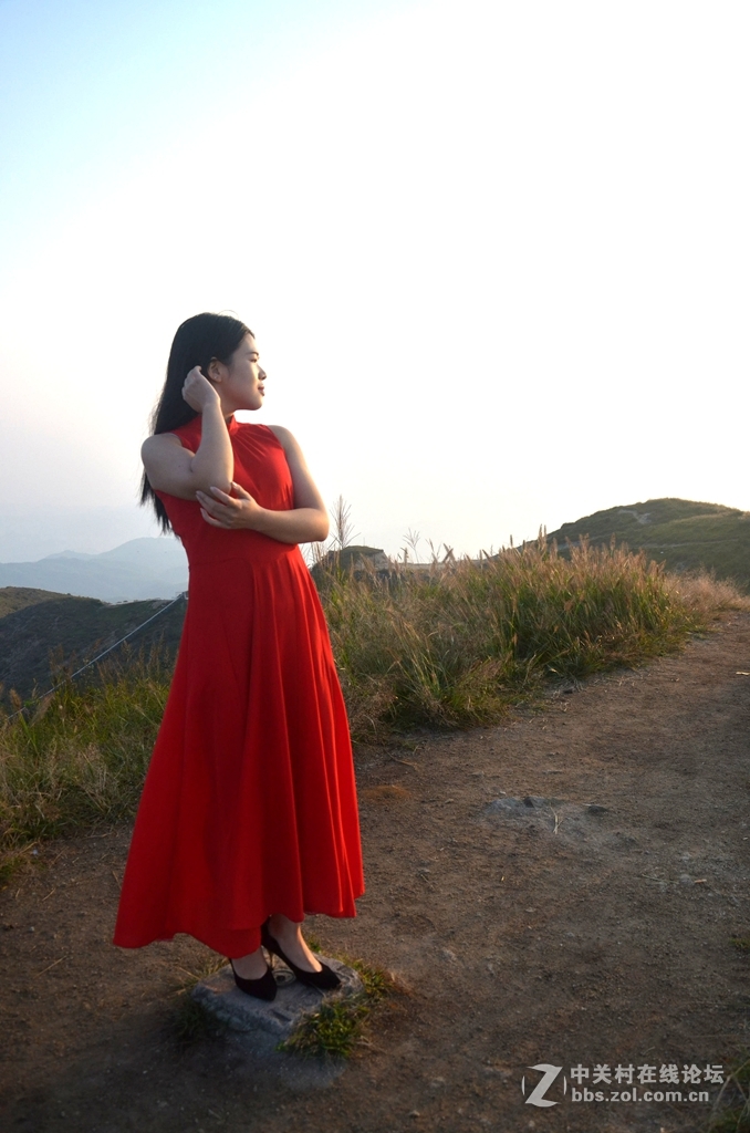 大乌山顶蹭拍红衣女郎