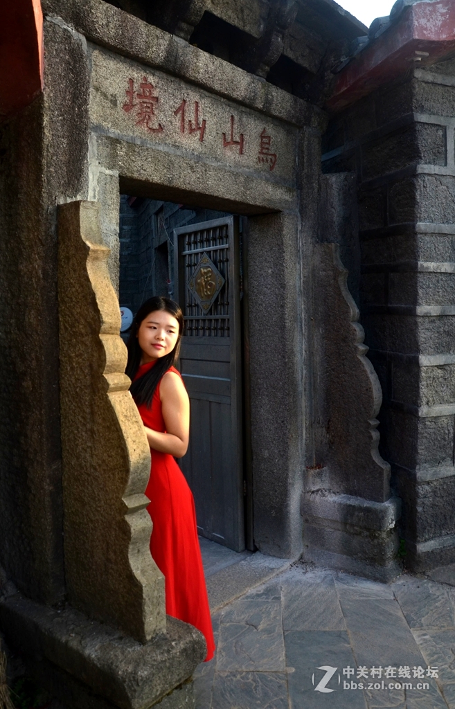 大乌山顶蹭拍红衣女郎