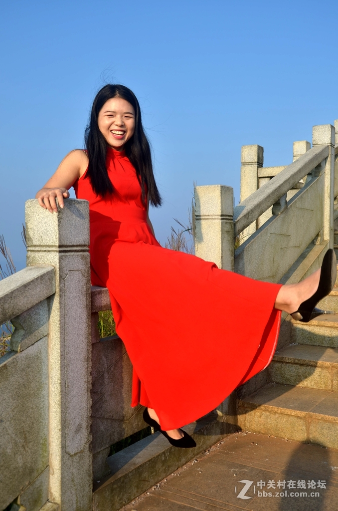 大乌山顶蹭拍红衣女郎