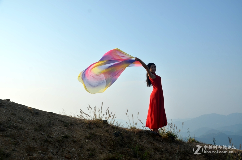 大乌山顶蹭拍红衣女郎