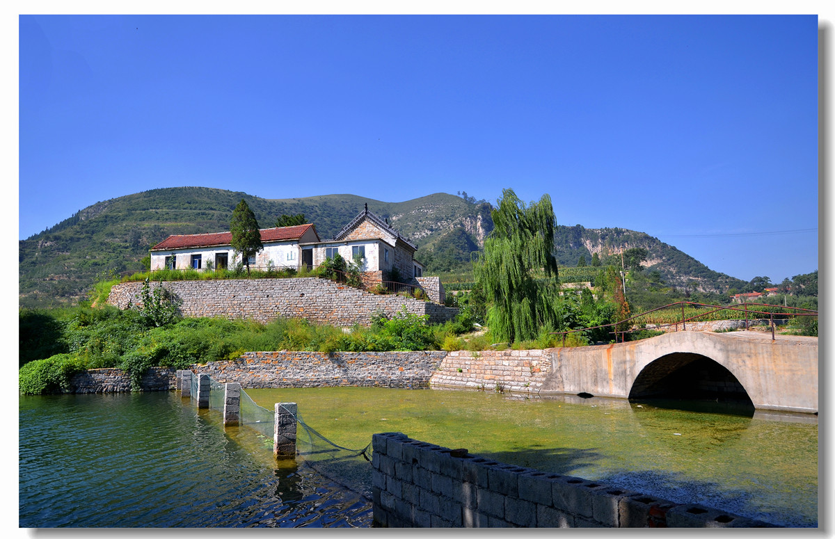 依山傍水小村庄