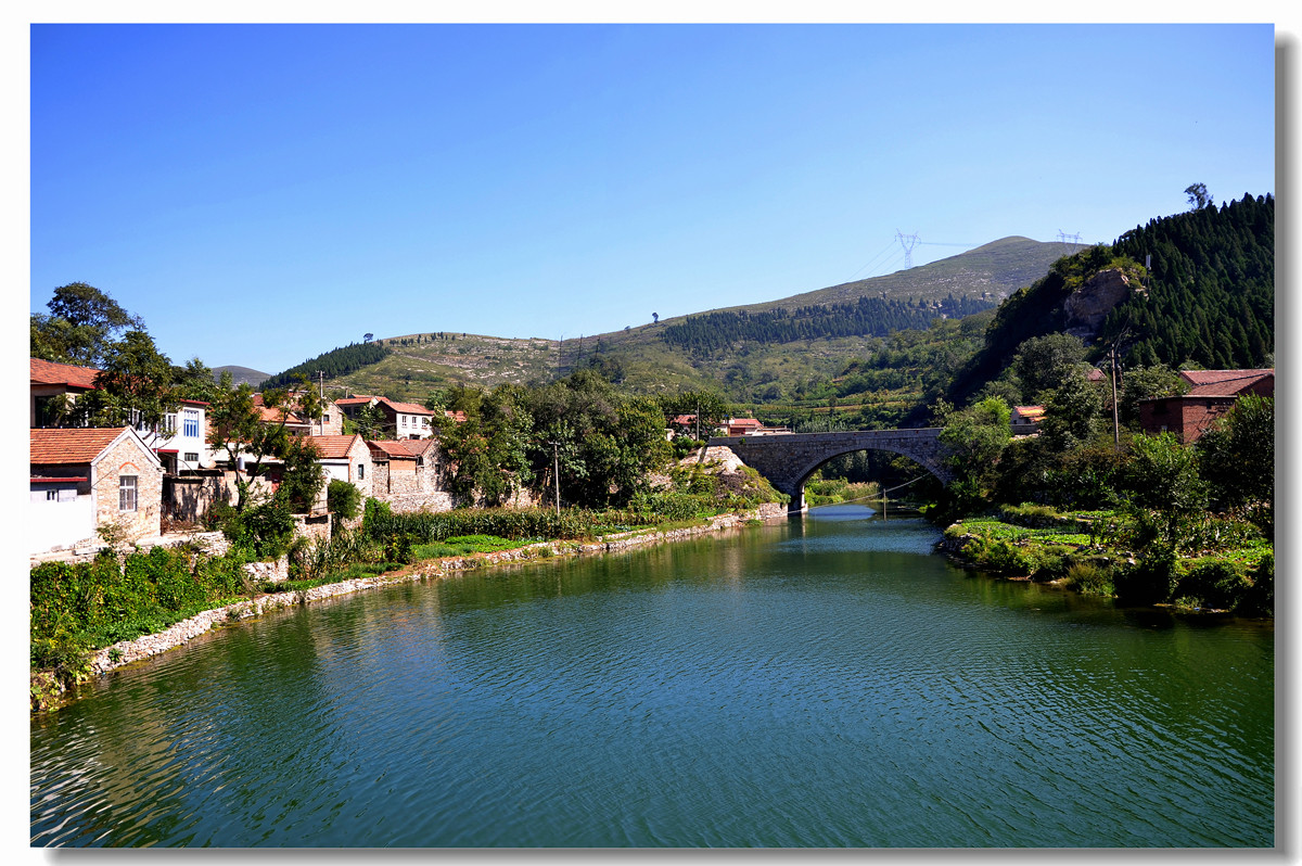 依山傍水小村庄