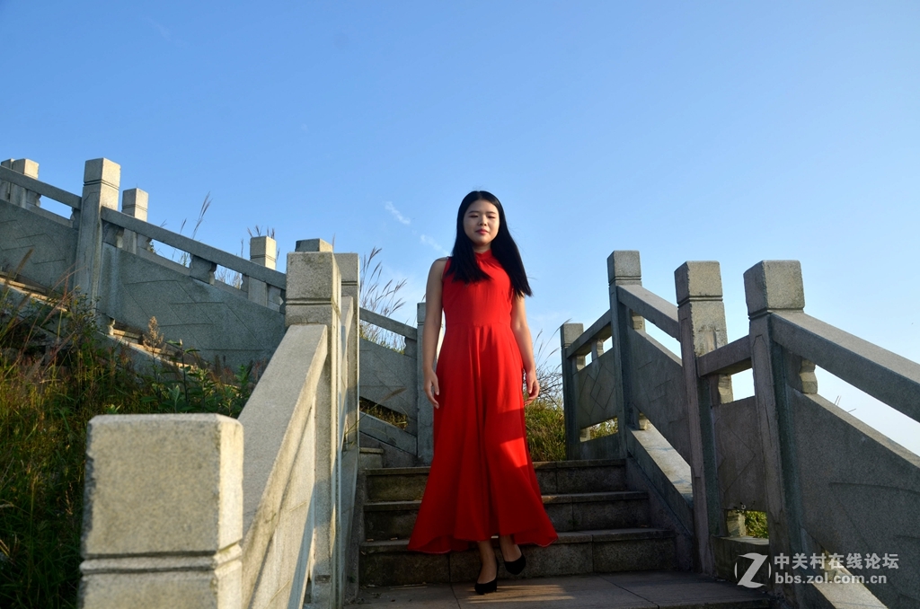 大乌山顶蹭拍红衣女郎