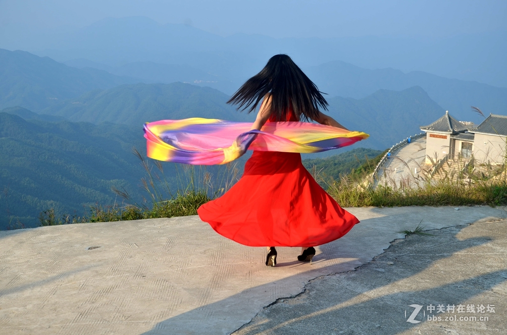 大乌山顶蹭拍红衣女郎