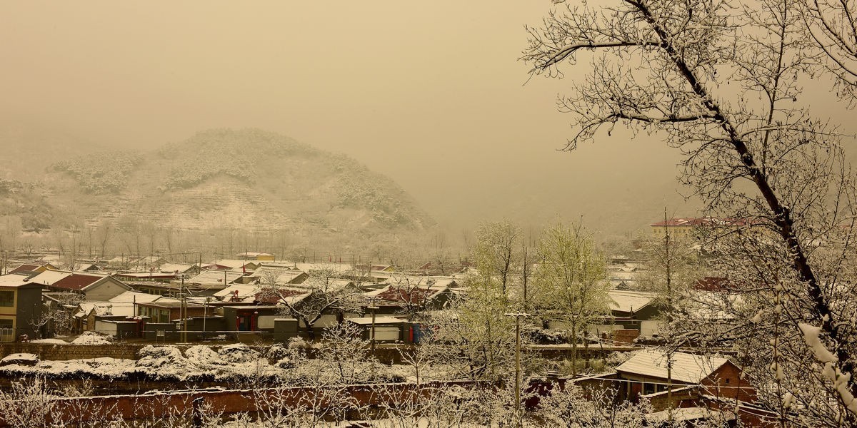 清明时节雨雪纷纷、大地到处银装素裹、尽显美景妖娆——拍摄于2018年4月5日清明节