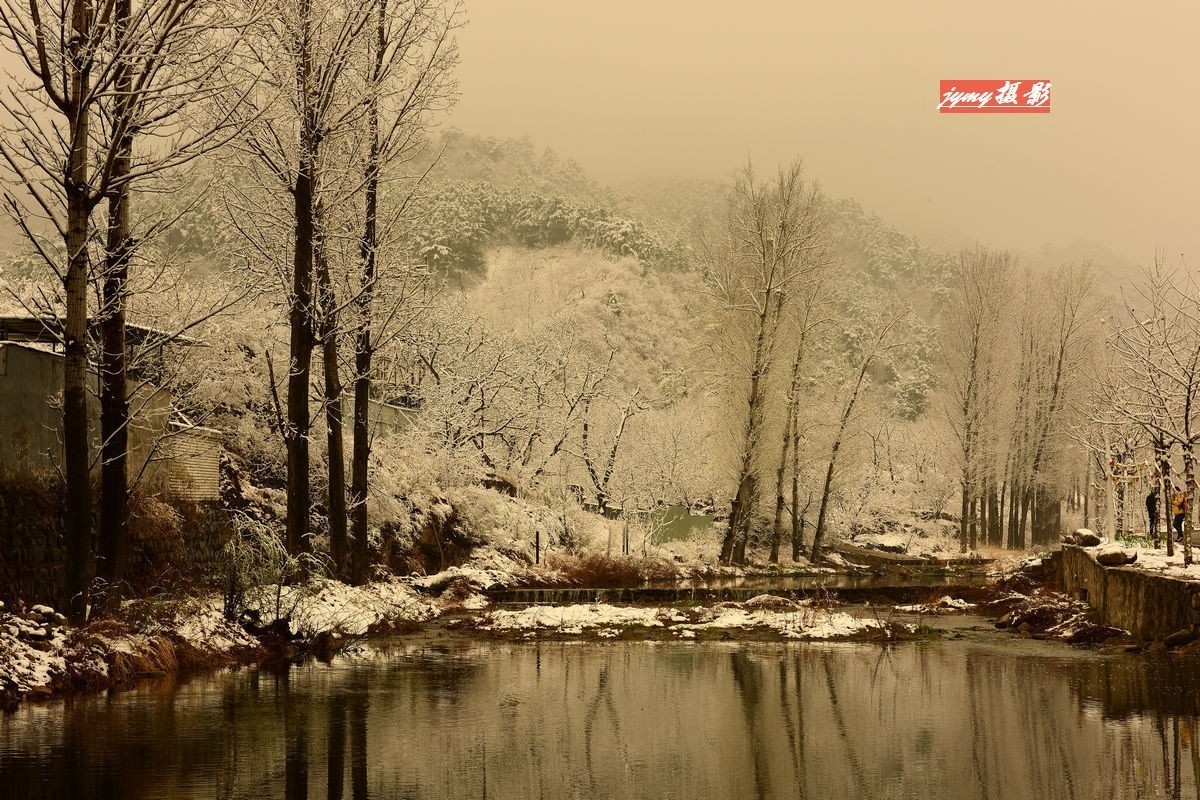 清明时节雨雪纷纷、大地到处银装素裹、尽显美景妖娆——拍摄于2018年4月5日清明节