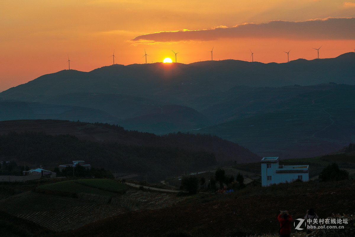 红土地一拍日落。