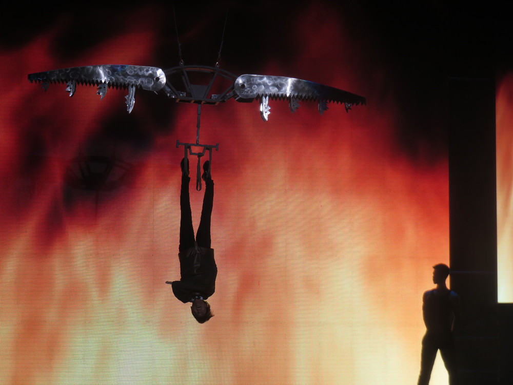 魔术表演之鲨鱼嘴逃生记