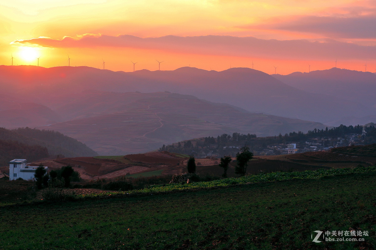 红土地一拍日落。