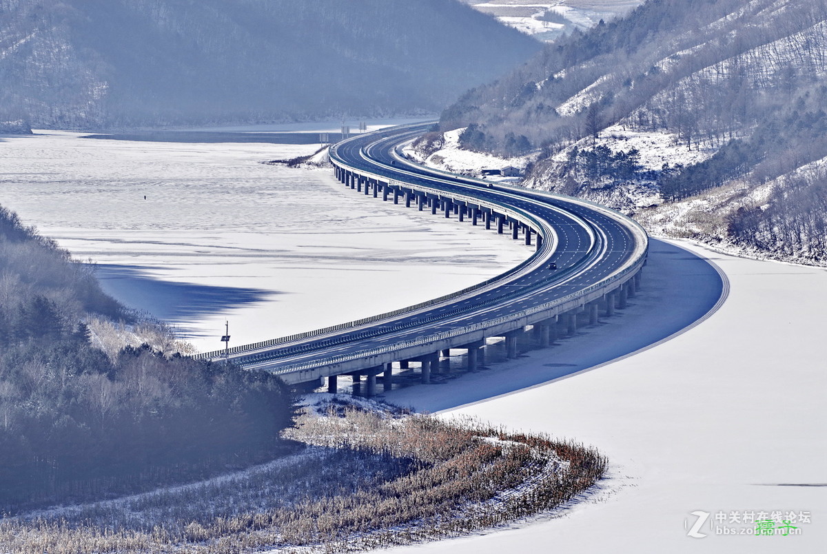 鹤大线高速公路松花江大桥宛如巨龙卧山川