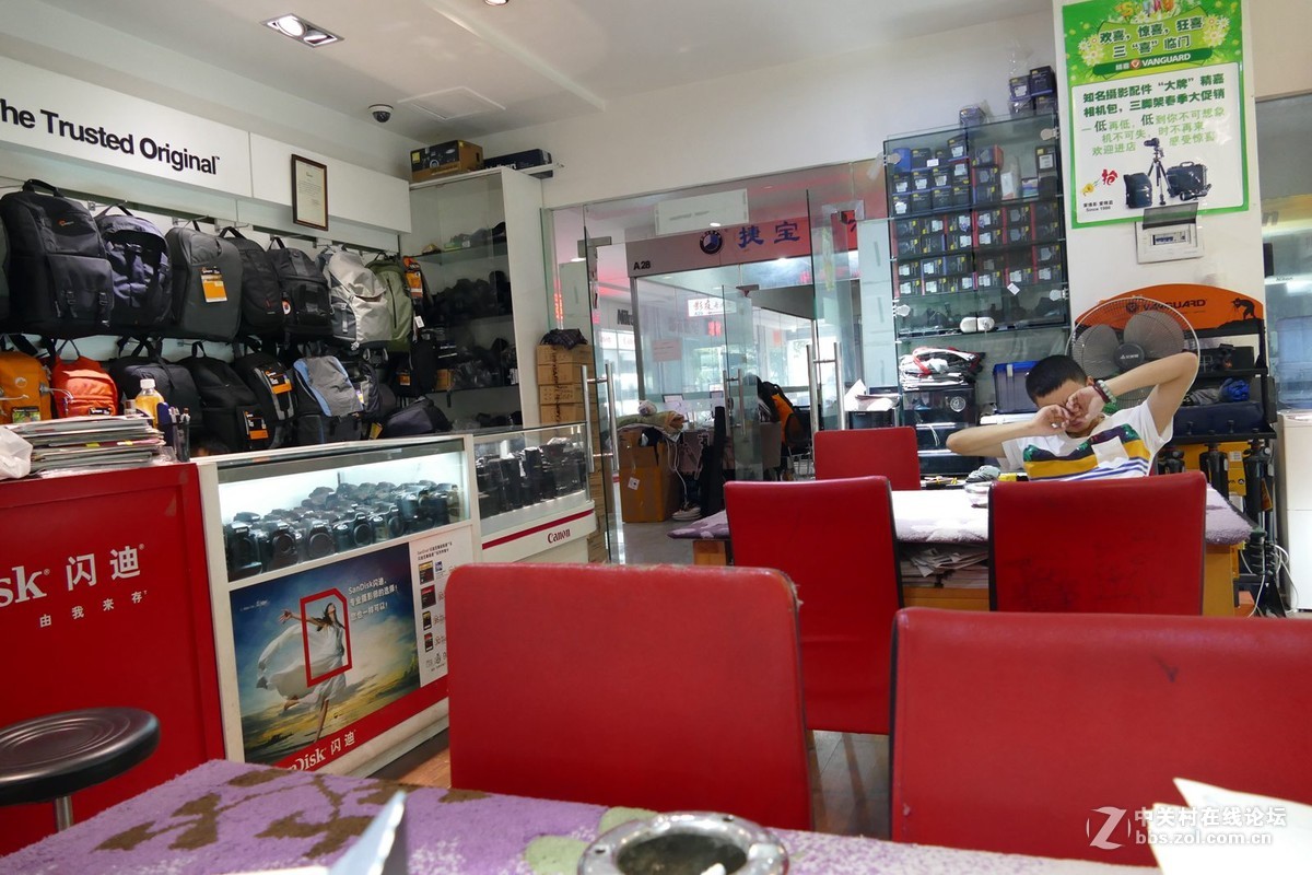 处照试机   店内取机就拍，除了按动按钮，未做任何调整