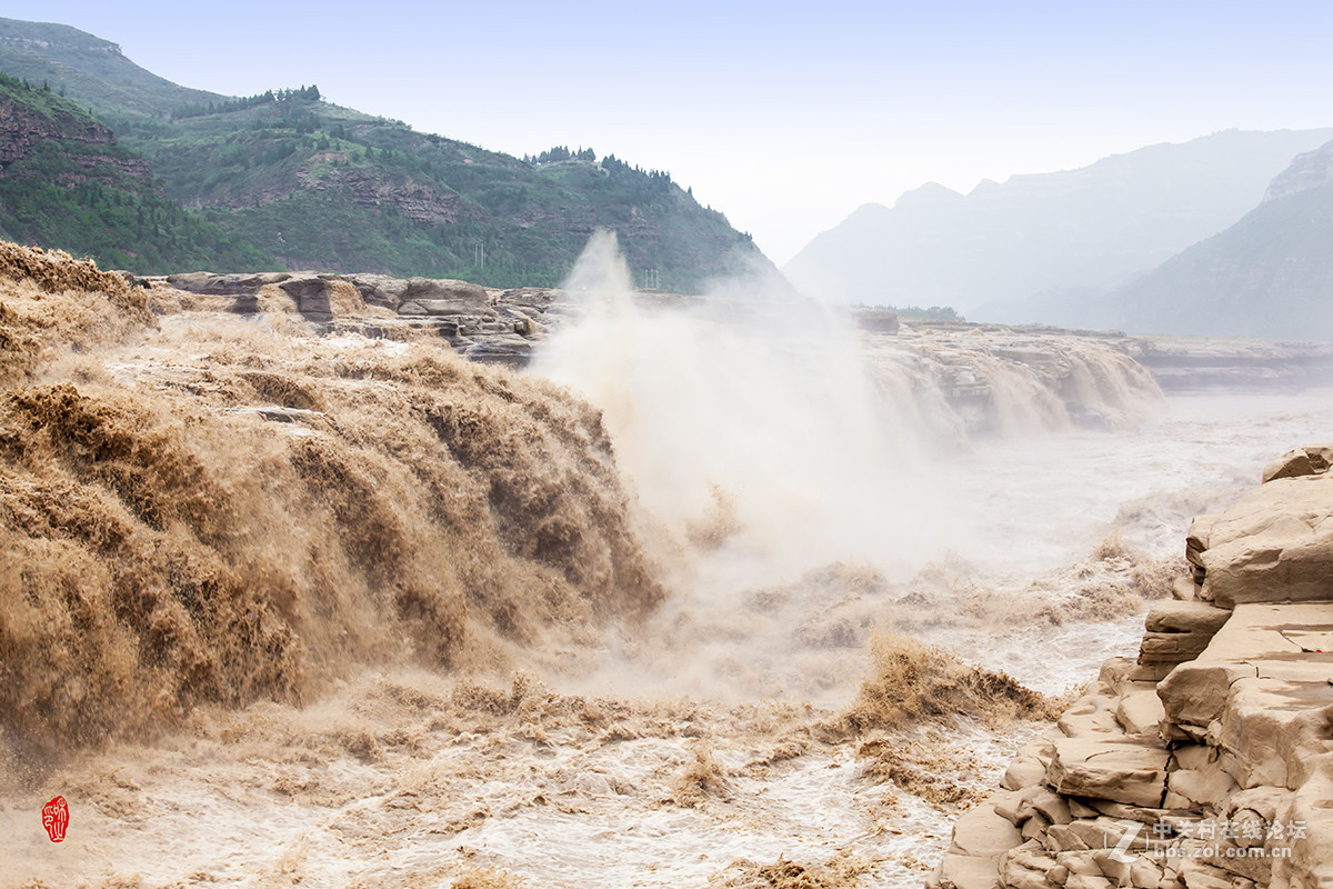 雄浑壮观的黄河壶口瀑布