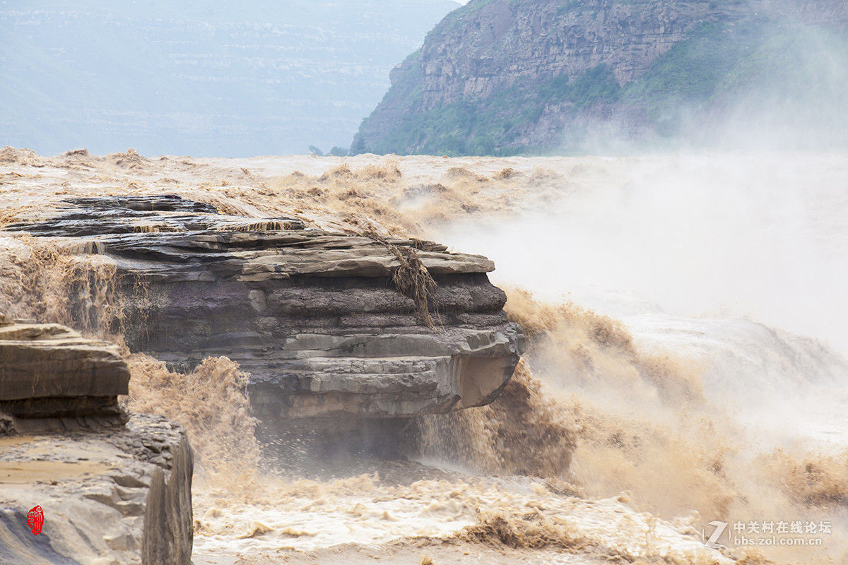 雄浑壮观的黄河壶口瀑布