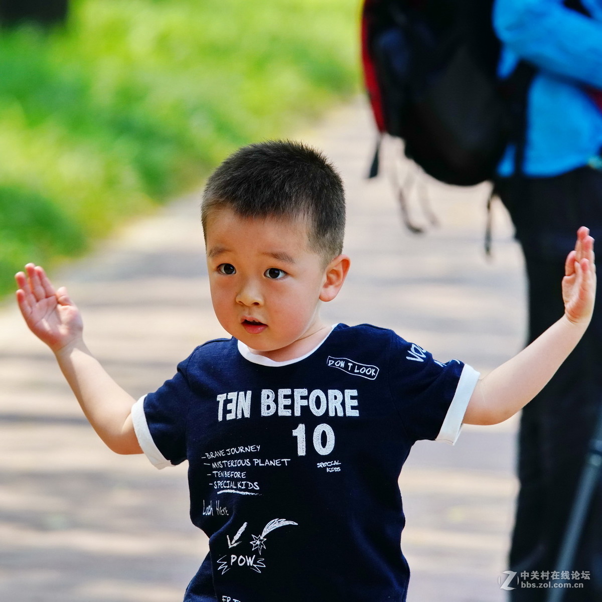 练拳可爱的三岁半小男孩