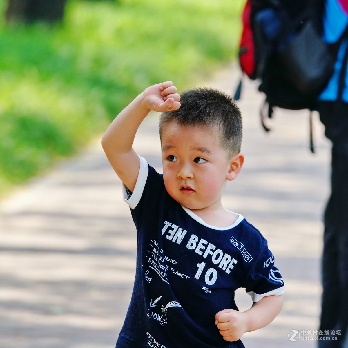 练拳可爱的三岁半小男孩