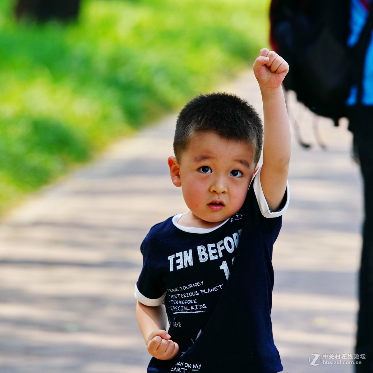 练拳可爱的三岁半小男孩