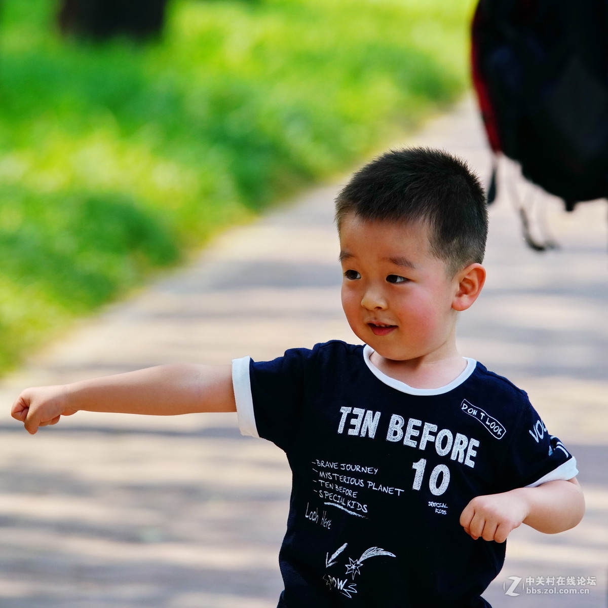 练拳可爱的三岁半小男孩