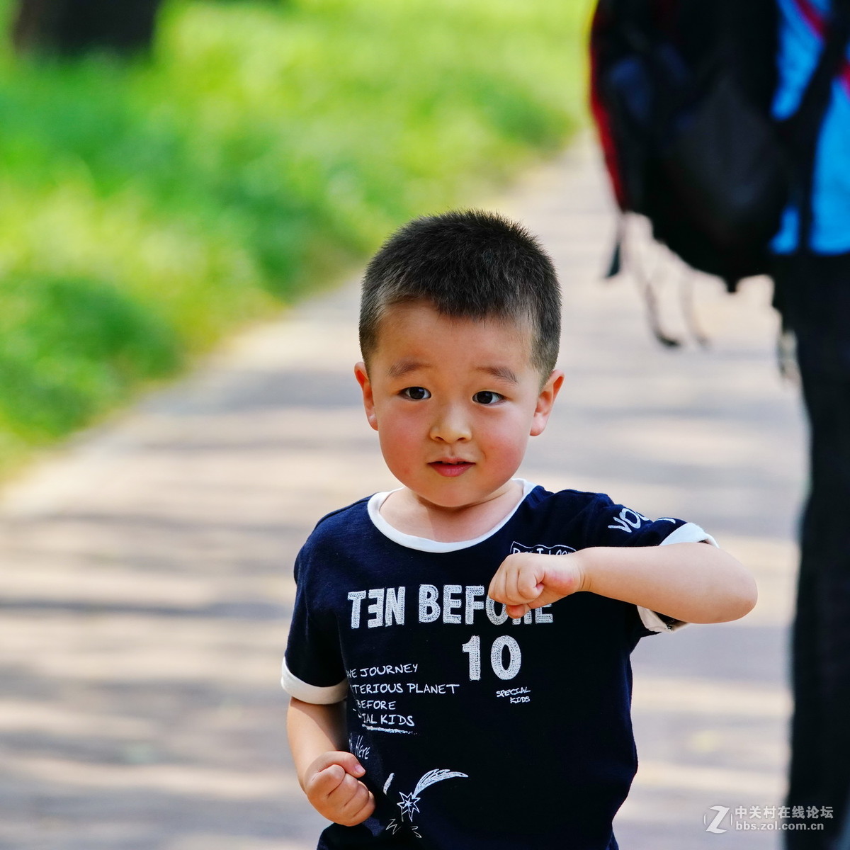 练拳可爱的三岁半小男孩