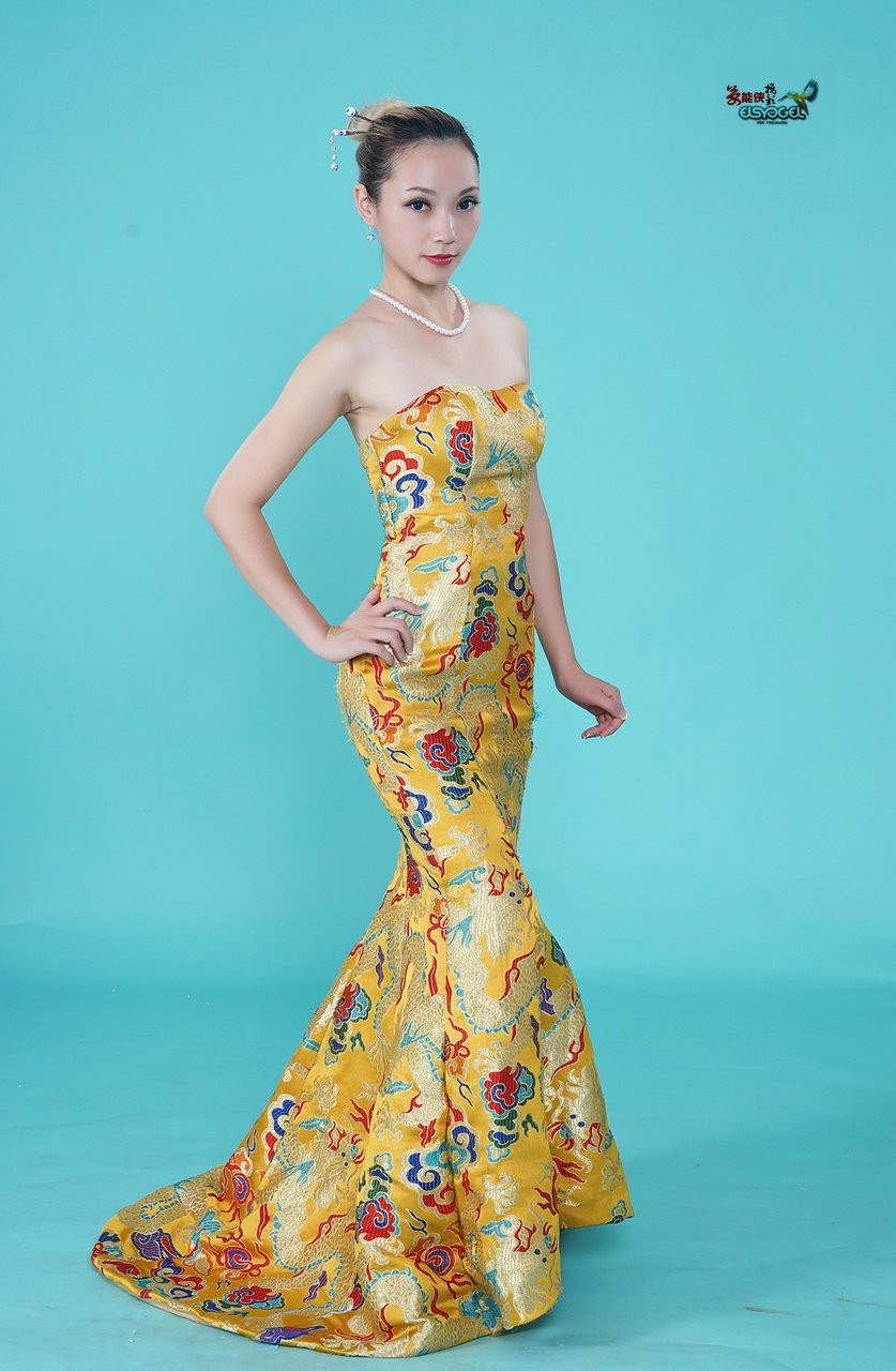 古风龙袍礼服美女惯惯