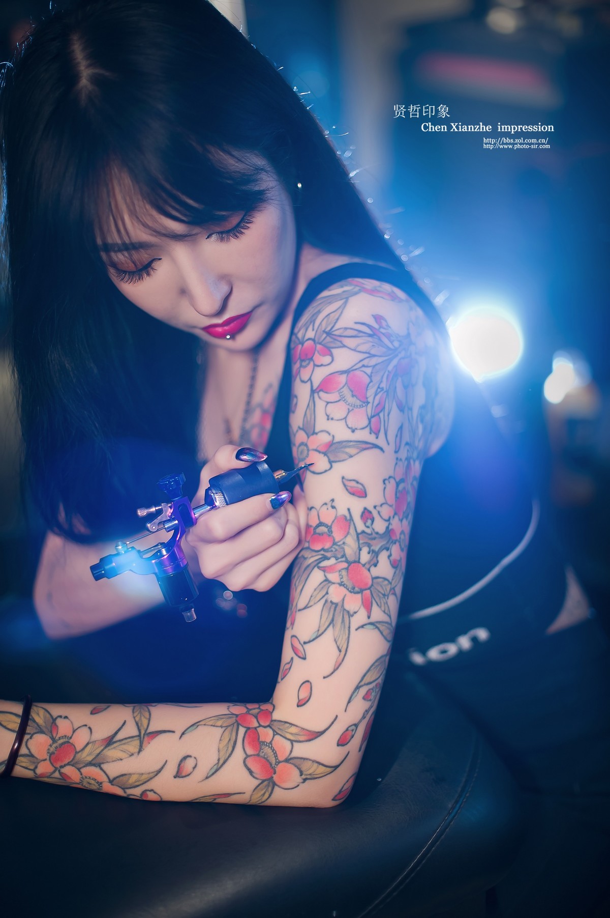 ---- 【 美 女 纹 身 师 】 ----