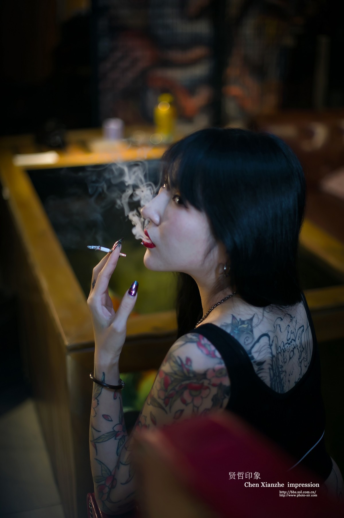 ---- 【 美 女 纹 身 师 】 ----