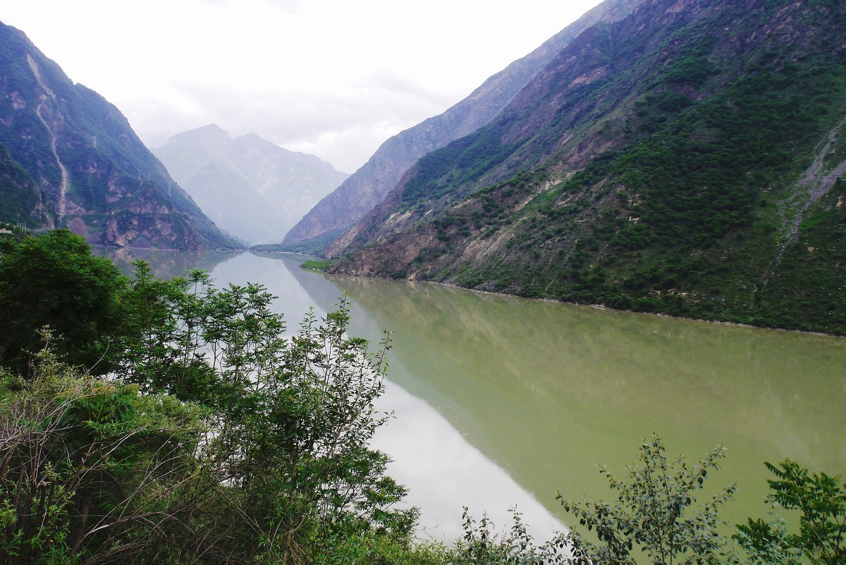 山清水秀的岷江兩岸