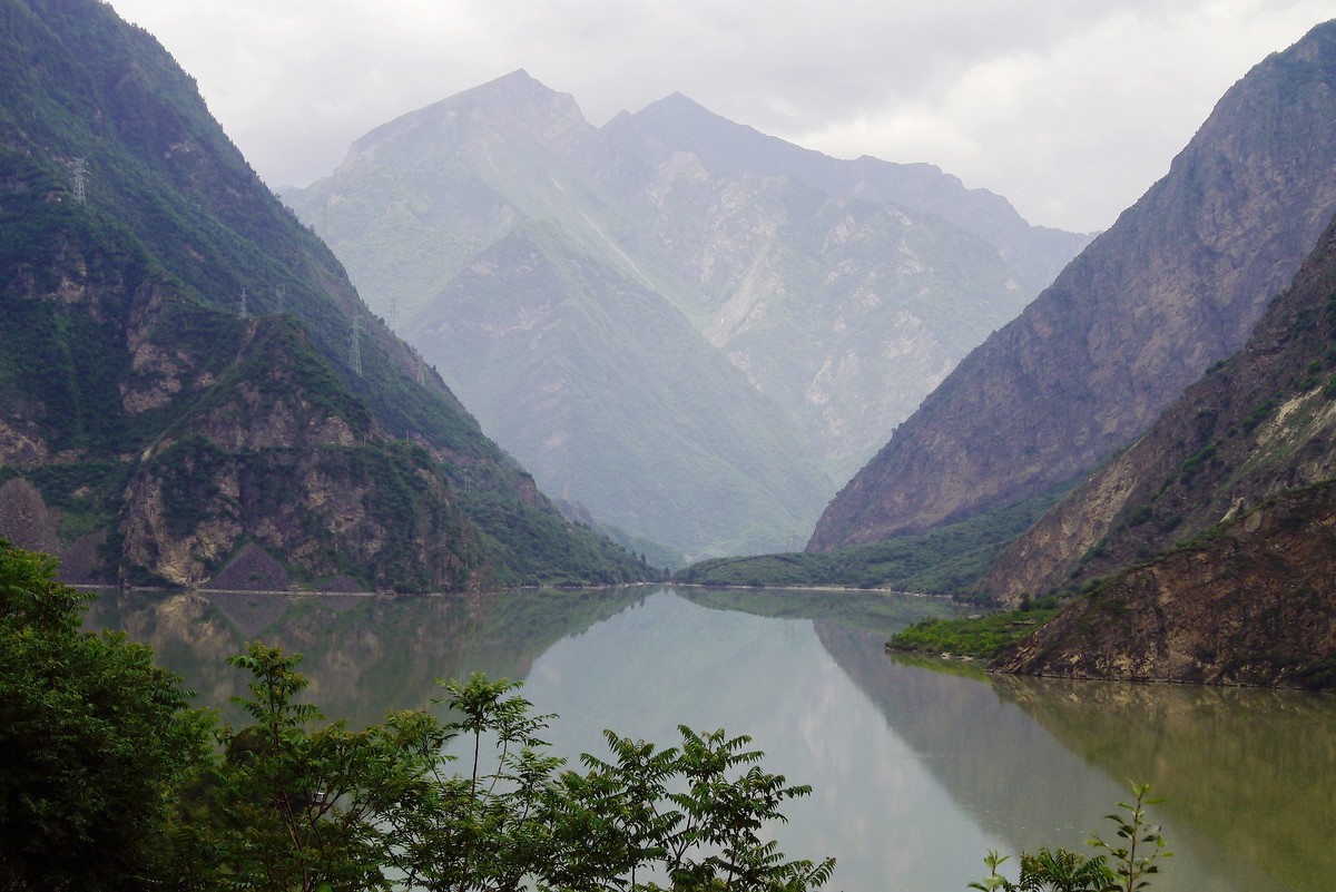 山清水秀的岷江兩岸