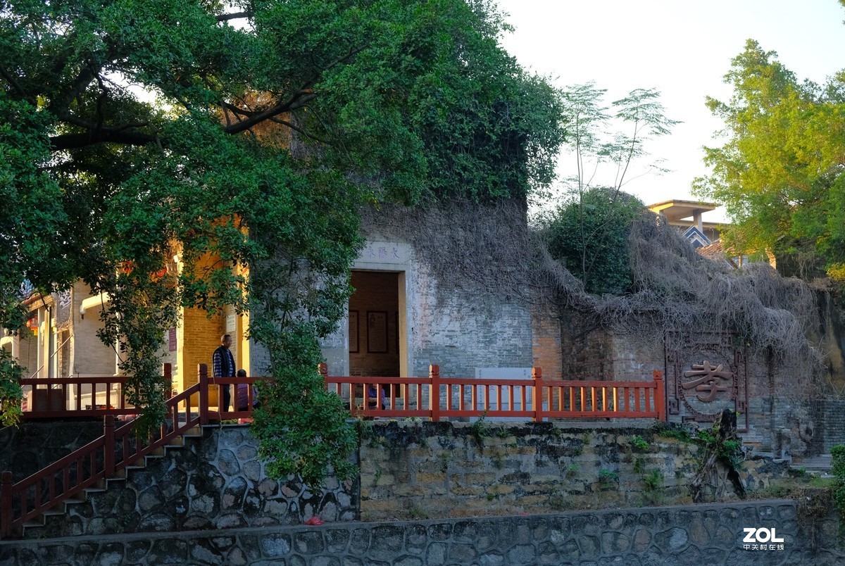 夕阳赖着不走挂在墙头——塱头古村记