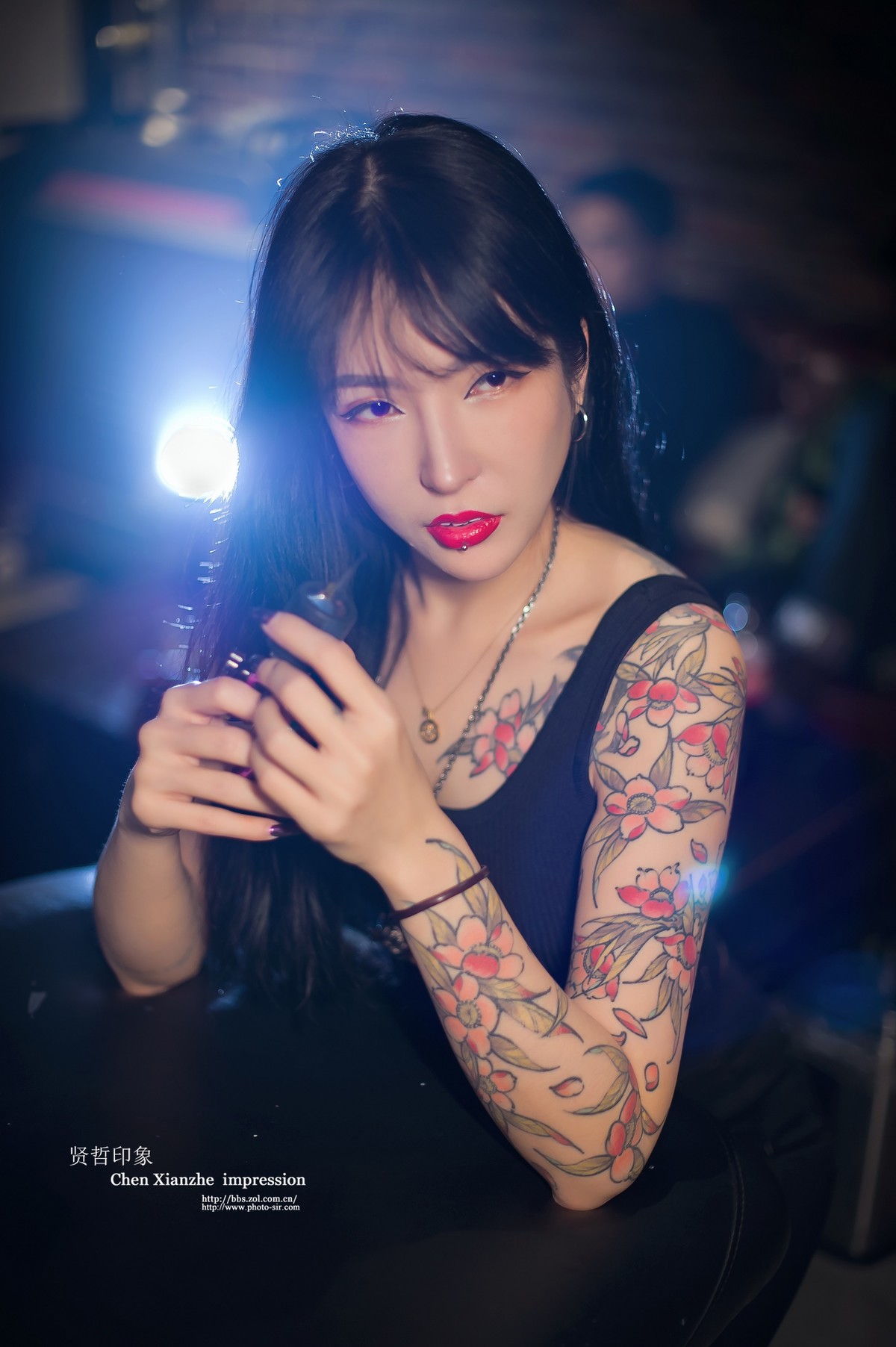 ---- 【 美 女 纹 身 师 】 ----