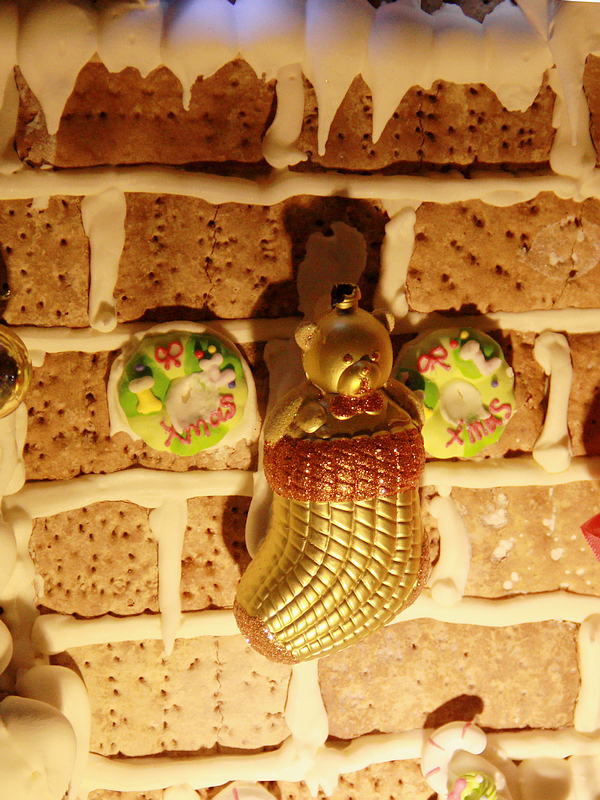 圣诞树下的姜饼屋------祝你圣诞快乐！