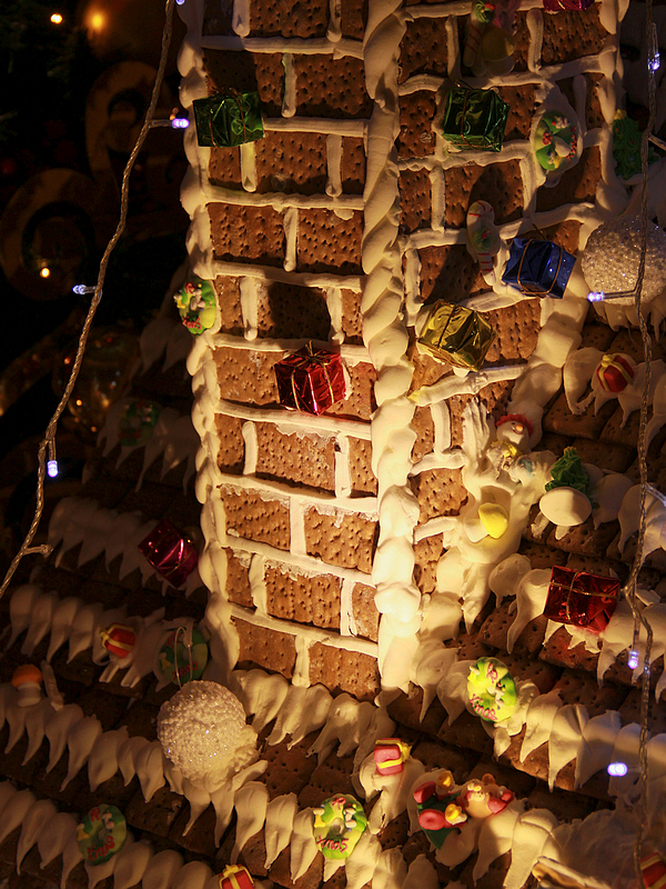 圣诞树下的姜饼屋------祝你圣诞快乐！