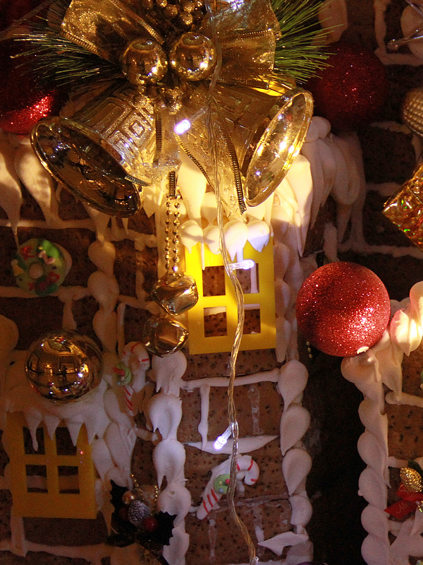 圣诞树下的姜饼屋------祝你圣诞快乐！