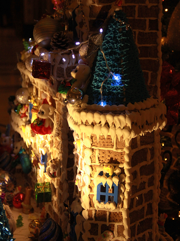 圣诞树下的姜饼屋------祝你圣诞快乐！