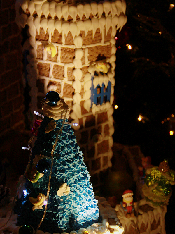 圣诞树下的姜饼屋------祝你圣诞快乐！