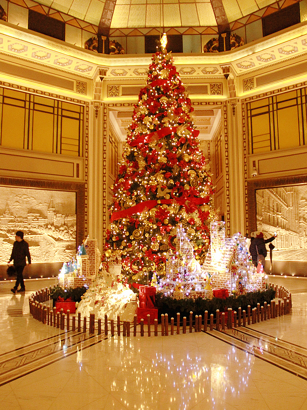 圣诞树下的姜饼屋------祝你圣诞快乐！