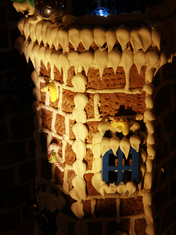 圣诞树下的姜饼屋------祝你圣诞快乐！