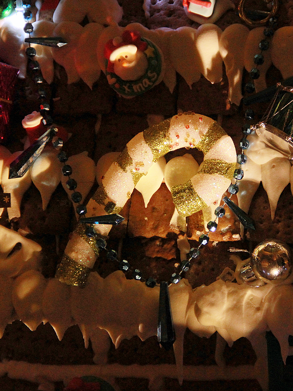 圣诞树下的姜饼屋------祝你圣诞快乐！