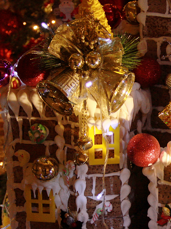 圣诞树下的姜饼屋------祝你圣诞快乐！