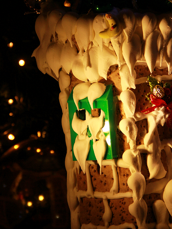 圣诞树下的姜饼屋------祝你圣诞快乐！