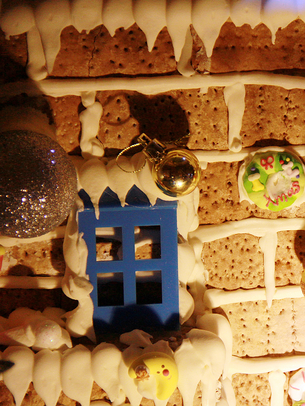 圣诞树下的姜饼屋------祝你圣诞快乐！