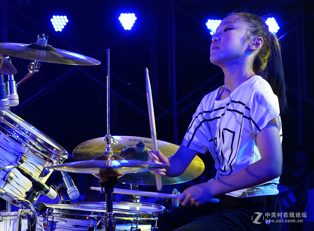 11岁小美女架子鼓敲得真牛气