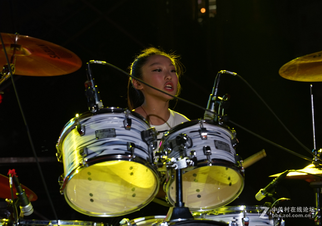 11岁小美女架子鼓敲得真牛气
