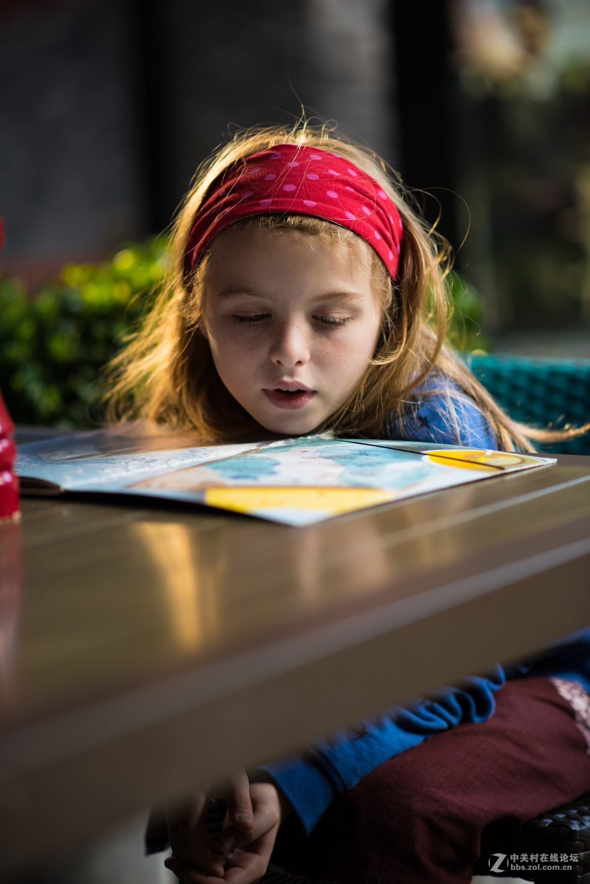 扎红头巾的小美女