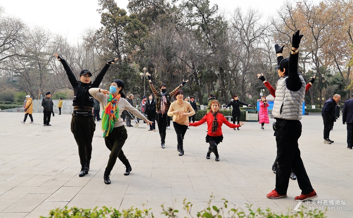 西安革命公园随拍，记实篇跳舞的人们《4》